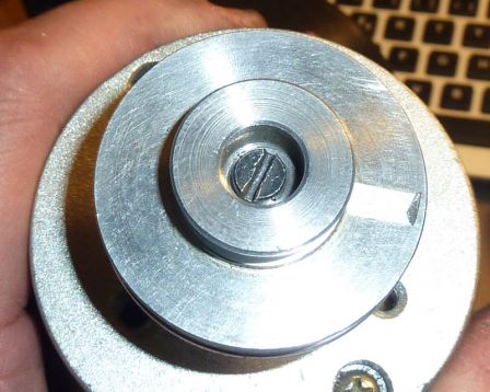 fixation-finale-poulie-adaptateur-moteur.jpg, fév. 2012 fixation-finale-poulie-adaptateur-moteur.jpg